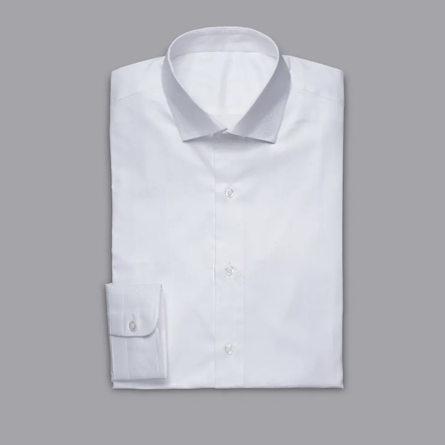 Camisa blanca a medida doblada