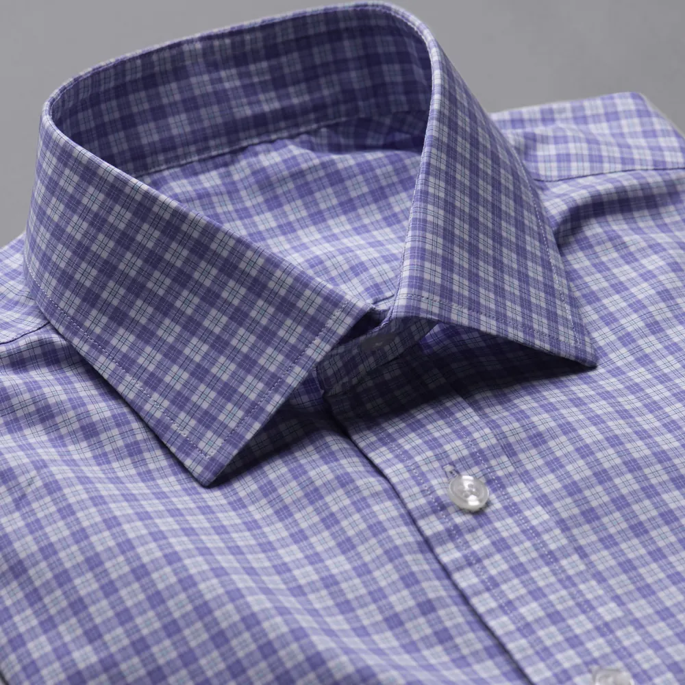 Cuello de una camisa a medida de cuadros