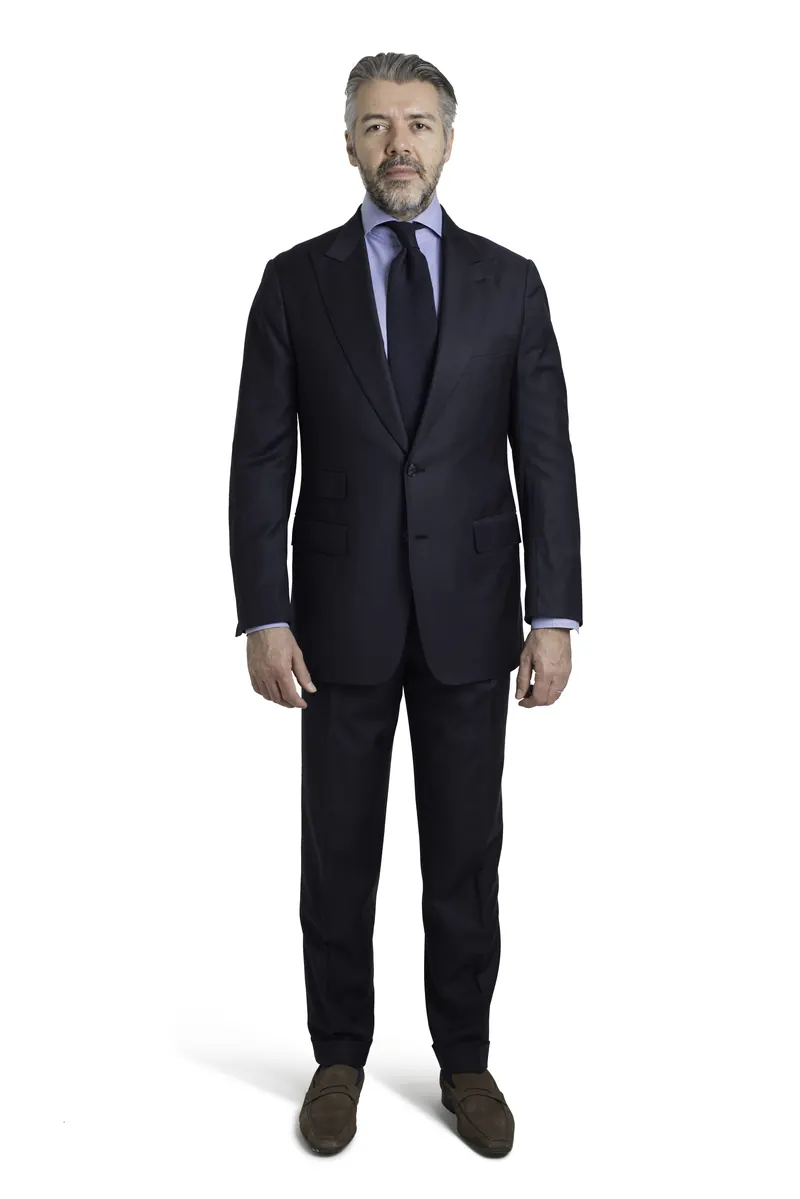 Traje azul oscuro a medida de dos botones